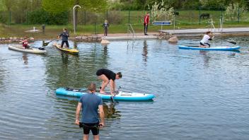 Gunnar Schenk (vorne stehend im Wasser) entgeht nichts. Aufmerksam beobachtet der Sportbegeisterte die ersten Versuche seiner Workshop-Teilnehmer im Naturerlebnisbad in Schwartow. 
