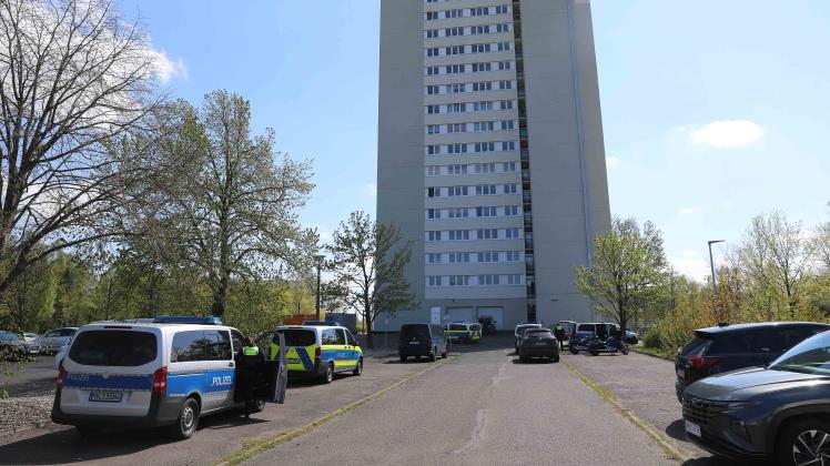 Schüsse aus diesem Hochhaus im Rostocker Stadtteil Evershagen lösten am Sonntag einen Polizeigroßeinsatz aus