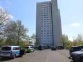 Schüsse aus diesem Hochhaus im Rostocker Stadtteil Evershagen lösten am Sonntag einen Polizeigroßeinsatz aus