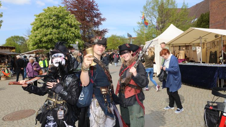 Tausende Besucher kamen Sonntag (7. Mai) in die Wedeler Innenstadt. Der Mittelaltermarkt war der große Besuchermagnet, aber auch Jahrmarkt und verkaufsoffener Sonntag waren bestens besucht.