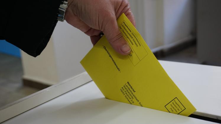 Die ersten Stimmen bei der Oberbürgermeisterwahl in Schwerin sind im Briefwahlbüro bereits abgegeben worden.