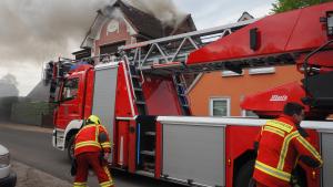 Die Feuerwehr Uetersen im Einsatz an der Feldstraße.