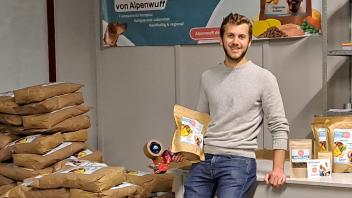 Mehr Platz am neuen Standort: Von Ankum aus sendet Justus Reich das Hundefutter zu Kunden in ganz Deutschland - bald auch Hundefutter mit Insekten.