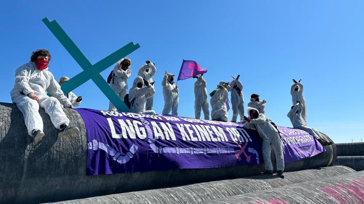 Aktivisten des Aktionsbündnisses Ende Gelände besetzt Rohre im Hafen Mukran als Protest gegen das LNG-Terminal.