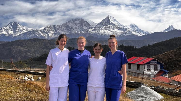 Die angehenden Zahnärztinnen, darunter Imke Guder (zweite von links) konnten vor einer ganz besonderen Kulisse in Nepal ihrer Arbeit nachgehen.