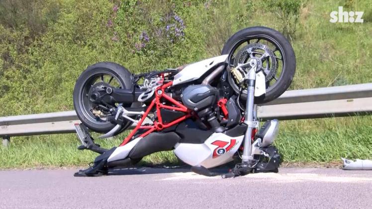 Unfall auf der A1: Motorradfahrer stirbt nach Zusammenprall mit Lkw
