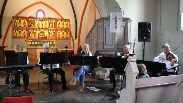 Erstmalig und mit mehreren Instrumentalstücken beteiligten sich die Seniorengruppe des Seniorenbüros Schwerin an der Veranstaltung.