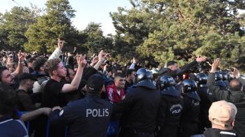 In Erzurum, the election rally of the main opposition party was attacked with stones by a pro-government group. The inci