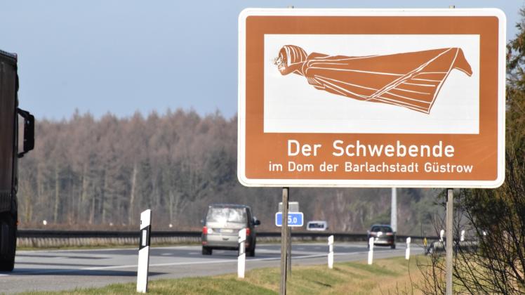International bekanntes Markenzeichen der Barlachstadt: der Schwebende im Dom, zwei Kilometer vor der Ausfahrt Richtung Norden.