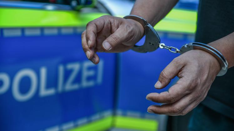 Themenbilder Polizei, 10.08.2022, Baden-Württemberg, Heubach: Polizei, Streifenwagen, Polizistin mit Handschellen, Festn