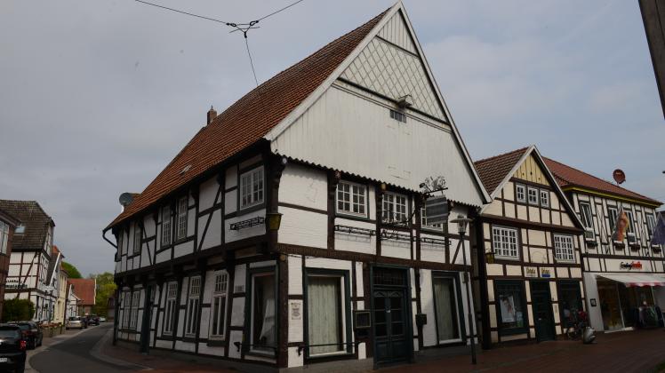 Quakenbrück, Stadt Quakenbrück kauft historisches Fachwerkhaus aus dem Jahr 1661 in der Langen Straße; bekannt ist das markante Gebäude als „Hopfenblüte“, der Name erinnert an die gastronomische Nutzung des Hauses; Quakenbrück, 09.05.2023; Foto: Christian Geers