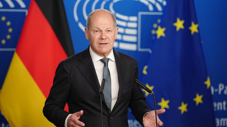 Bundeskanzler Scholz besucht EU-Parlament
