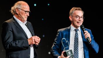 Ernst Martin Schaible vom Bundesverband gratuliert Steffen Widmer (r.) von der Schweriner Firma Grambow&Widmer zum Gewinn des Bundespreises. 