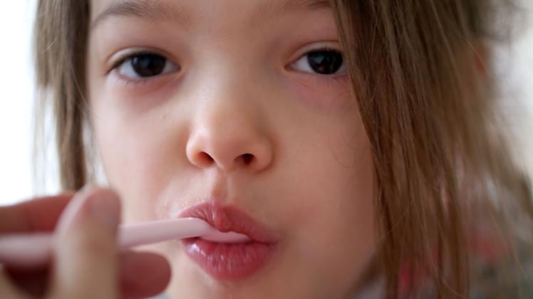 Antibiotika-Säfte für Kinder: Was Eltern beachten müssen