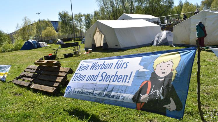 Protestcamp an der Hanse Messe in Rostock-Schmarl: Zirka 20 Friedensaktivisten demonstrieren hier gegen die am Dienstag begonnene Fachmesse Undersea Defense Technology.