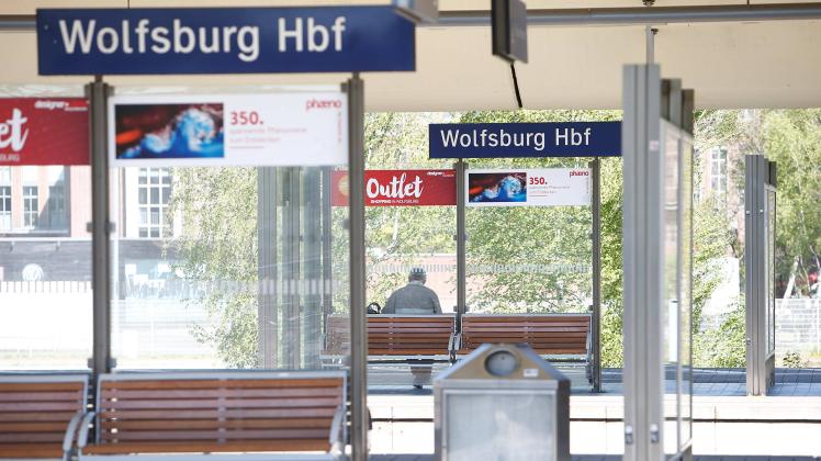 22.04.2020, xtgx, Maskenpflicht in Wolfsburg, fast leere Bahnsteige am Wolfsburger Hauptbahnhof. Die Stadt Wolfsburg hat