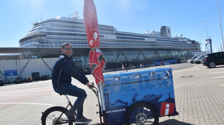 Für 15.000 Euro wurde diese mobile Tourismusinformation angeschafft, mit der gerade an Tagen der Kreuzfahrtanläufe die Gäste  vor den Schiffen informiert werden können. Zu diesem Team gehört Philipp Dick. 