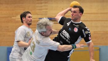 Niklas Romahn (Rellinger TV, rechts) gegen Daniel Korndörfer (TH Eilbeck, links) und Konrad Czajkowski (TH Eilbeck, Mitte)