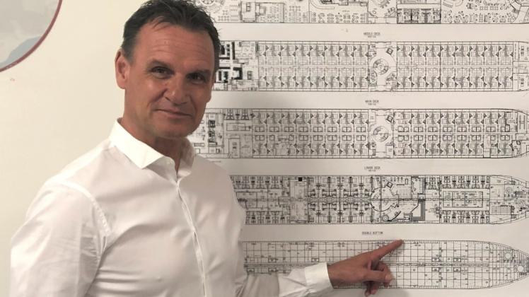 Saisonvorbereitungen erfolgreich abgeschlossen: Arosa-Manager Jens Walla vor dem Generalplan des Neubaus der „Arosa Sena“.