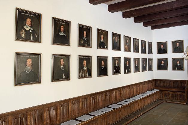 An den Wänden in Osnabrück hängen 42 Porträts von Herrschern und Gesandten. 