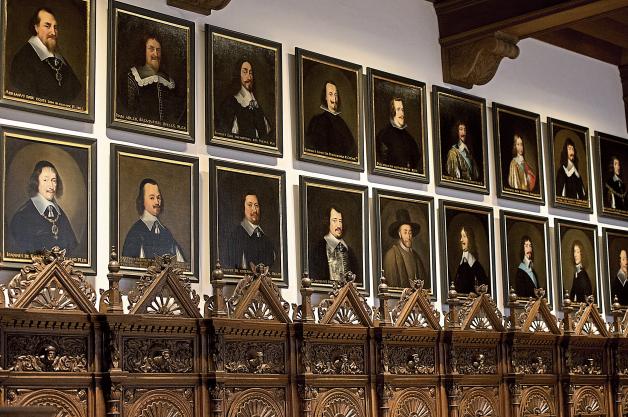 An den Wänden des Friedenssaal zu Münster hängen 37 Porträts von an den Friedensverhandlungen beteiligter Abgesandter und Herrscher.