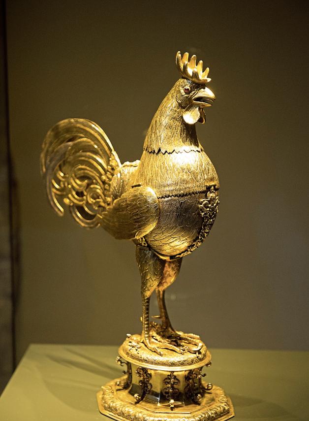 Der goldene Hahnenpokal wird heute noch zu besonderen Anlässen als Trinkbecher gereicht.