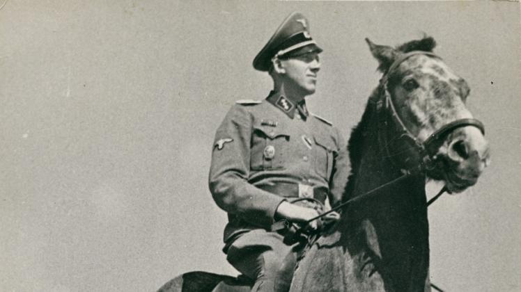 Selbstinszenierung eines Massenmörders: Dieses Foto zeigt den stellvertretenden SS-Kommandanten des Vernichtungslagers Sobibor im Sommer 1943 auf einem Pferd.