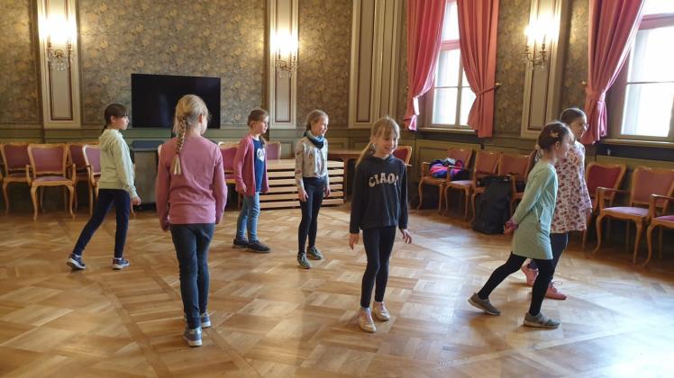 Neu Kalißer Grundschülerinnen waren zu Besuch im Schweriner Theater.