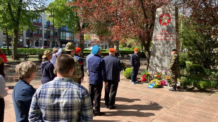 Etwa 40 Besucher gedachten mit dem Verein Desant der in Hagenow verstorbenen sowjetischen Kriegsopfer