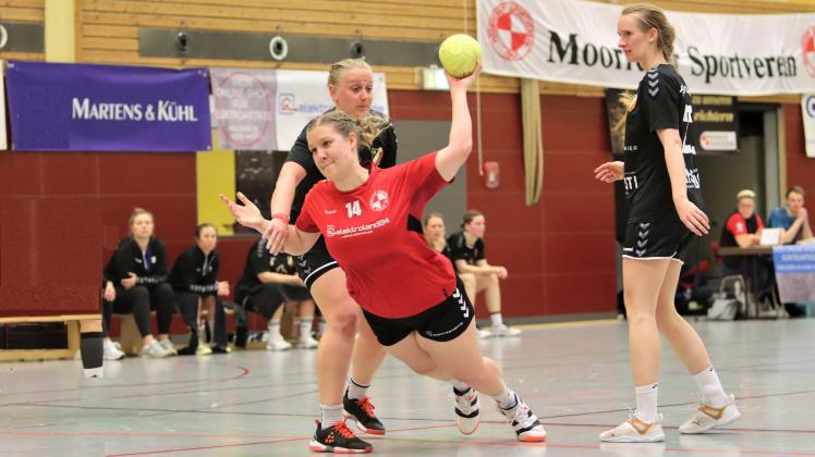 Kim Gehrke (Moorreger SV, vorne links) gegen Laura Hellfritz (TSV Ellerbek II, hinten links) und Lena Jachimowitz (TSV Ellerbek II, rechts)
