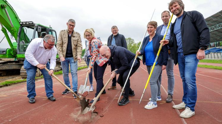 Osnabrück:  Erster Spatenstich auf der Sportanlage Illoshöhe zur Erneuerung der Laufbahn.  09.05.2023 