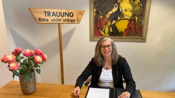 Standesbeamtin Ulrike Schreiber im Trauzimmer