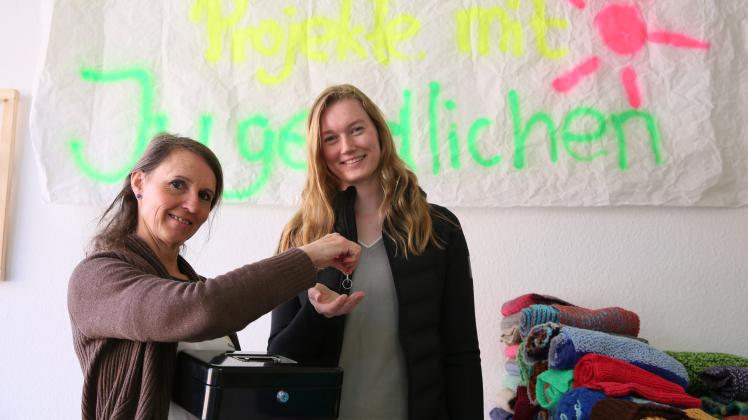 Nicole Kohröber übergibt den ERlös aus dem Verkauf der 775-Jahre-Schals an Citynmanagerin Jana Bohne. 
