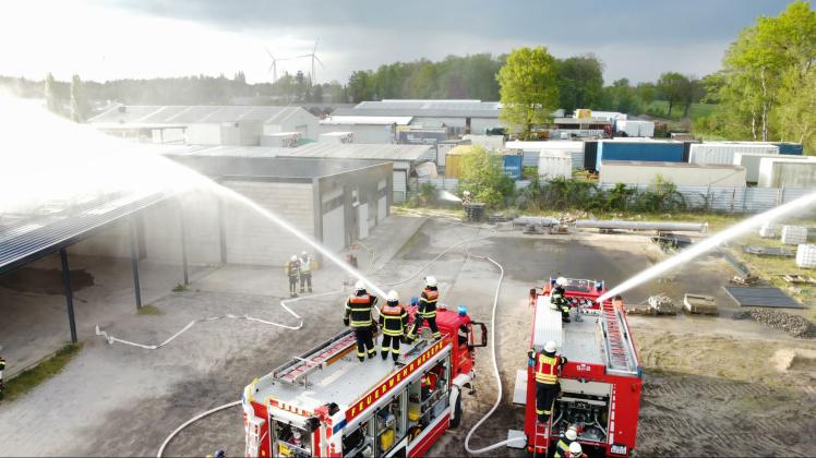Drei Feuerwehren übten gemeinsam im Industriegebiet Hesepe.