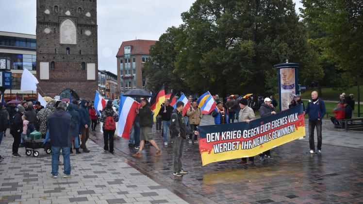 Die zahlreichen Corona-Demonstrationen in Rostock haben im vergangenen Jahr laut Polizei zu einem Anstieg der politisch motivierten Kriminalität in der Hansestadt geführt. 