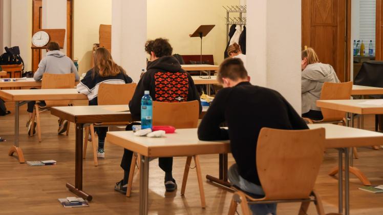 Wiesbaden, Gymnasium, 04.05.2021, Gymnasium Abi-Prüfung , Bild: Abiturienten schreiben ihre Abiturprüfung im Prüfungsrau