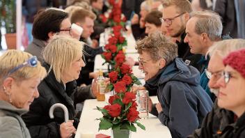 Das Hansemahl, eine Traditionsveranstaltung in Münsters Innenstadt, wird im Jubiläumsjahr 2023 als Friedensmahl gestaltet.  Foto: Oliver WernerOHW Hansemahl