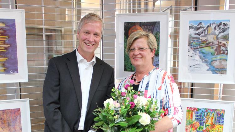 Künstlerin Carola Wernikowski und Maik Jensen, Abteilungsleiter Privatkunden bei der Schweriner Sparkasse bei der Ausstellungseröffnung am 09.05.2023