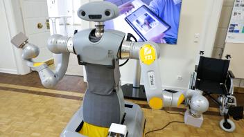 Osnabrück:  So funktionieren Roboter in der Pflege. Messe mit Pflegerobotern in der Uni Osnabrück.  10.05.2023