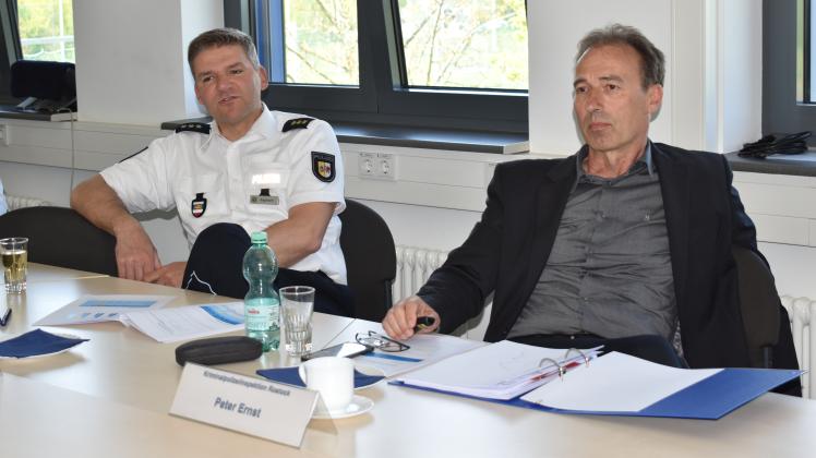 Entgegen dem Bundes- und Landestrend verzeichnet Rostock einen Rückgang von Straftaten. Polizeidirektor Achim Segebarth (l.) und Peter Ernst, stellvertretender Leiter der Kripo Rostock, legten jetzt die Kriminalitätsstatistik 2022 vor. 