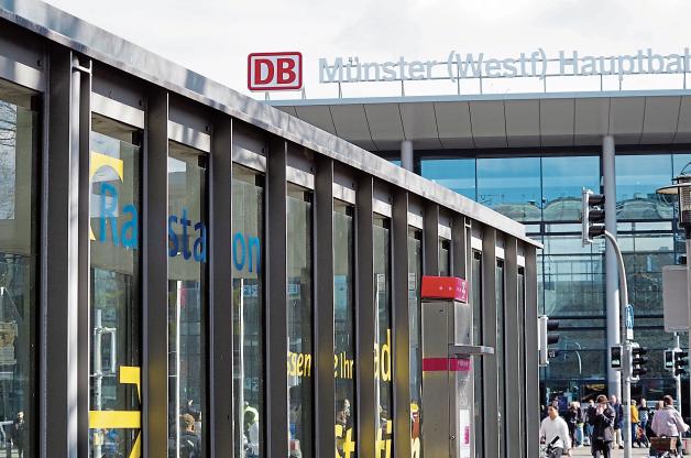 Aufwändig saniertes Bahnhofsgebäude in Münster mit großer Glasfassade. 