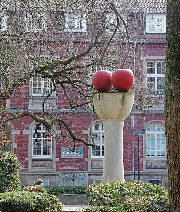 Sechs Meter hoch: Die Kirschensäule in Münster.