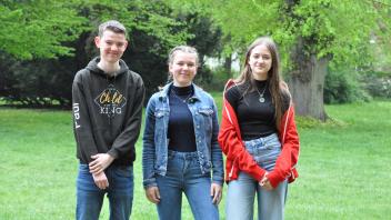 Paul Buchholz (von links), Amelie Rohlf und Emma Schornstein moderierten beim Workshop an der Klaus-Groth-Schule. Sie bedauern es, noch nicht wählen zu dürfen.