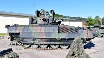 Schützenpanzer Puma der Bundeswehr Der Schützenpanzer Puma wird von der Firma Rheinmetall hergestellt. Seine 30mm BMK (B