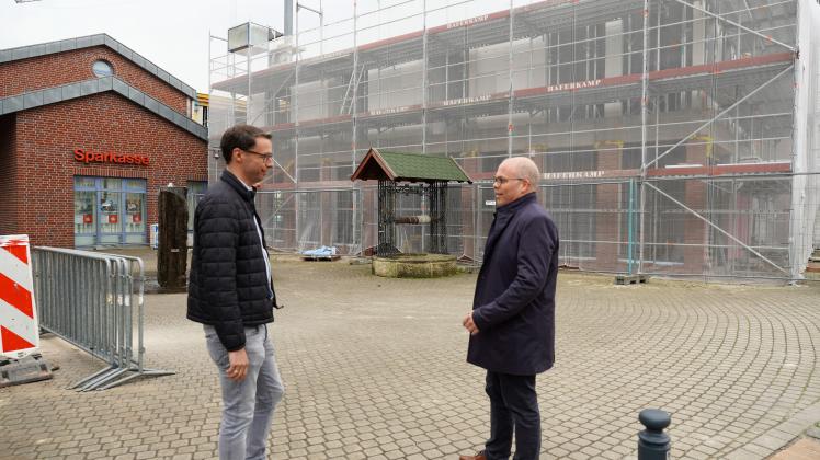 Emsbürens Bürgermeister Markus Silies (rechts) machte sich mit Fachbereichsleiter Klaus Hofschröer ein Bild vom Baufortschritt im Ortskern.
