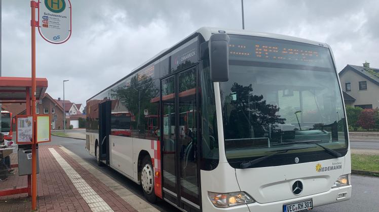Ein Bus der Linie 585 an der Haltestelle Schulzentrum in Wallenhorst.