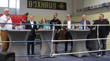 Schwerins OB-Kandidaten stellten sich im Ring der alten Boxhalle den Fragen des Vorsitzenden des Stadtsportbundes, Torsten Mönnich.  
