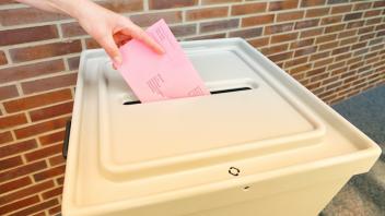 Die Wahlurnen werden in Wedel am Freitag in die Wahllokale transportiert.
