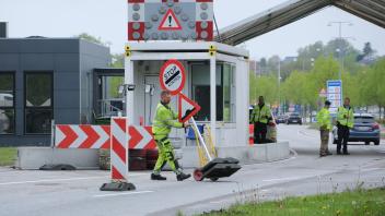Das „Stop Kontrol“-Schild an der Grenze bei Krusau wird auf einer Sackkarre weggeschoben. 