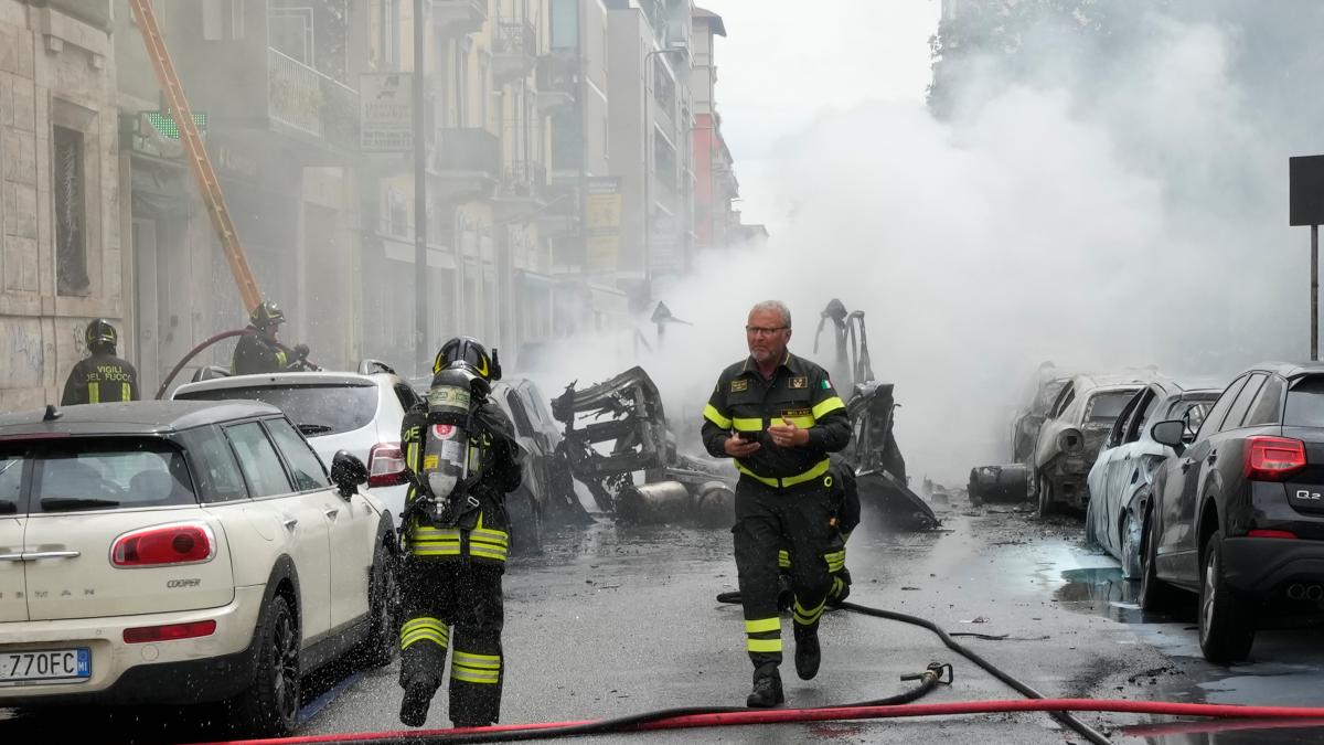 Plus Mailand Explosion In Innenstadt Ein Verletzter Autos Brennen